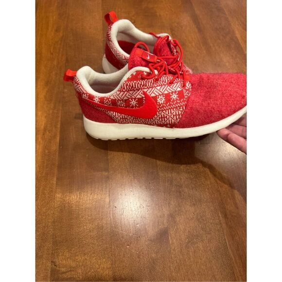 Woman’s Nike Roche one winter knit Christmas sneakers size 7.5 - Picture 2 of 6